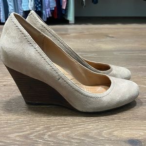 Clarks tan wedges